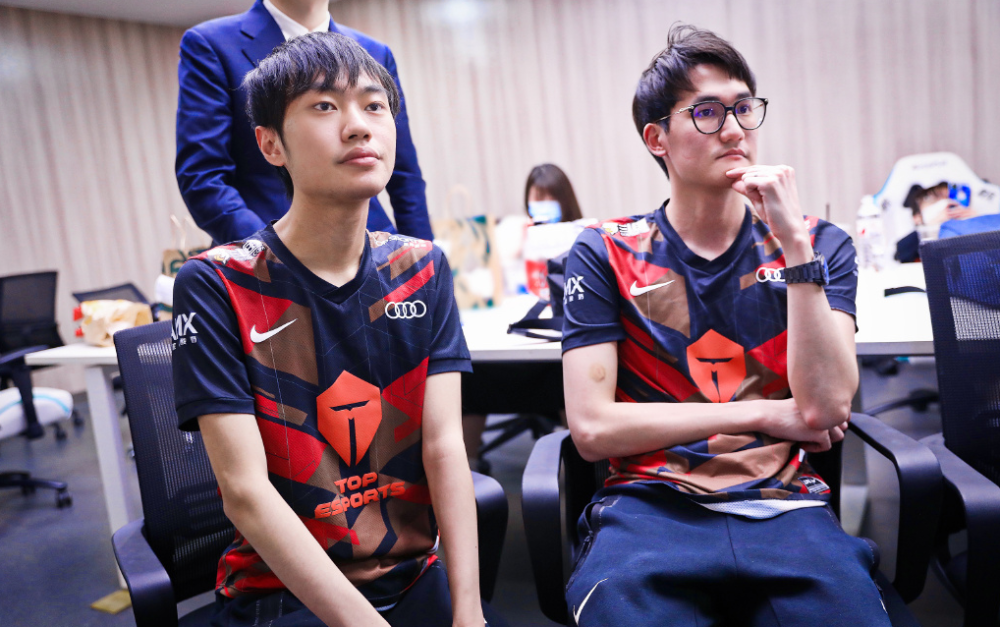 KAIYUN- 莱万多夫斯基代言华为